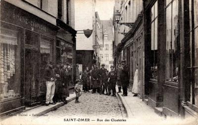 Cette rue était fort commerçante, pavées sur toute sa longueur elle était fermée à la circulation hippomobile par des bornes à ses extrémités.